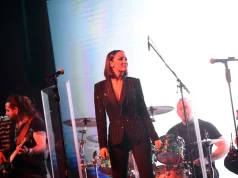 Filip Živojinović prišao bini i strasno poljubio Priju: Aleksandra prekinula koncert zbog njega, pršte emocije pred svima – Ovo se rijetko viđa (VIDEO)