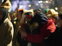 Video / Potresne scene na Čengić Vili: Građani sinoć oplakivali brutalno ubijenog Farisa Pendeka, ovo su neke od poruka s protesta