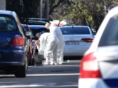 NEPOZNATA ŽENA MOLI POLICIJU DA JE PUSTE KOD UBIJENOG Krici na mjestu ubistva, uznemirene komšije tvrde: “Stalno je bio po zatvorima, bio je problematičan”
