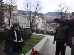 REAGOVALA I POLICIJA/ Prolaznik u Sarajevu uništio fotografiju Alekseja Navaljnog postavljenu uz cvijeće i svijeće (Video)
