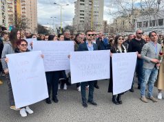 U Tuzli počelo mirno okupljanje povodom brutalnog ubistva Amre Kahrimanović: Pristiže veliki broj građana