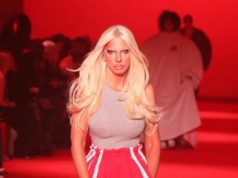 CIJELI SVIJET BRUJI O KARLEUŠI: NA PISTI PARIS FASHION WEEKA IZGLEDA NEVJEROVATNO