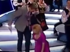 OVAKO SE SUZANA MANČIĆ POLOMILA USRED EMISIJE! Voditeljka pala niz stepenice u programu uživo, završila u Urgentnom