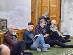 Dino Merlin u sarajevskoj džamiji pratio učenje Kur’ana: Ne zaboravimo Onoga koji nam život dade