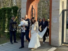 OŽENIO SE MIŠEL GVOZDENOVIĆ! ZASIJAO U ODIJELU SA DVIJE PRINCEZE U BIJELOM, JEDVA DOČEKALI DA IZGOVORE “DA!” (FOTO)