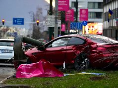 Pojavio se snimak trenutka kada je vozač BMW-a izgubio kontrolu nad vozilom i izvalio stub ulične rasvjete