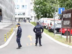 MLADIĆU (17) DJECA SLOMILA LOBANJU! Jezivi detalji napada u Rakovici: Krivično neodgovorni dječaci nasrnuli na tinejdžera na parkingu, udarali ga drvenom motikom