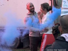 ON JE ”UKRAO” NJENO SRCE: EVO KAKO IZGLEDA DEČKO TEE TAIROVIĆ – OCRTAVAJU MU SE MIŠIĆI DOK JE GRLI