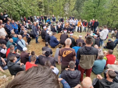 Klanjana dženaza Amili, koja se sa sinom utopila u Sarajevu: “Kada nas pronađete nazovite mog babu Asima” (VIDEO)