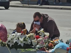 POTRESNO! RODITELJI DANKE ILIĆ U SUZAMA Zapalili svijeću u centru Bora: Otac poljubio, pa ostavio malog bijelog medu (FOTO)