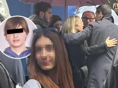SUZE I JECAJI EMINIH RODITELJA KIDAJU DUŠU! Pretužne scene ispred Ribnikara, uz njih i Emin najbolji drug koji je kobnog dana ranjen (FOTO)