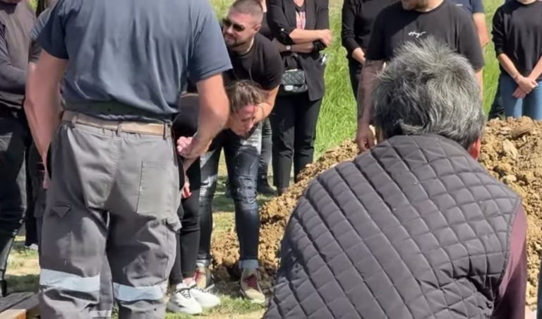 POTRESNE SCENE NA GROBLJU Pjevačica jedva stajala na nogama, vrišti od bola dok sahranjuje muža