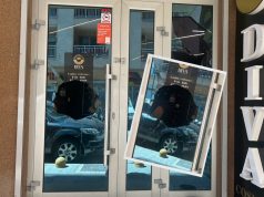 Razbijeni portali salona Diva u Sarajevu: Vlasnica traži napadače! Prepoznajete li ih?