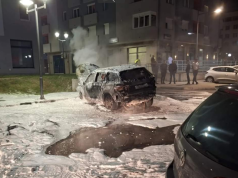 Objavljen snimak: Muškarac prekriven bijelom plahtom zapalio automobil sina načelnika Opštine Pale
