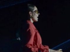 SKANDAL! Džejlu Ramović pogodili u glavu flašom, odmah prekinut koncert
