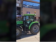 Tijanu tata dovezao traktorom na maturu, drugari se smijali: “Nema čega da me bude sramota, ja sam sa sela”