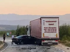 Mladić (23) poginuo u teškom sudaru sa šleperom, Passat potpuno smrskan