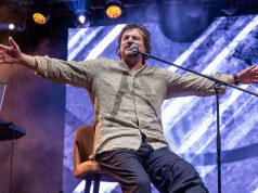 Alen Islamović u invalidskim kolicima stigao na koncert “Bijelog dugmeta”: Pjevao tri dana nakon operacije