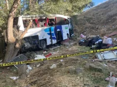 Đački autobus sletio u provaliju, poginulo šestero djece