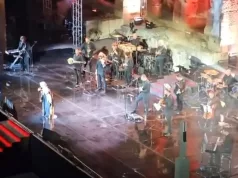 Poznata pjevačica imala moždani udar za vrijeme koncerta, u pomoć priskočile kolege iz benda (VIDEO)