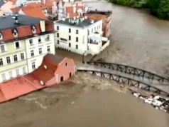 TROJE LJUDI ZAGLAVLJENO U BUJICI Tamo je drama, kola plutaju po poplavljenom trgu (VIDEO)