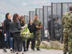 “LJEKARI SVE VRIJEME DIZALI LJUDE IZ NESVIJESTI” Najtužnija sahrana u Srbiji, doktori sa VMA pomagali rođacima poginule djece