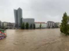 Počele evakuacije i u Beču: Jedan vatrogasac stradao, uključeni alarmi, voda progutala prve kuće