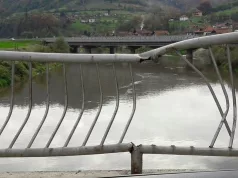 Vozilo sletjelo u rijeku Bosnu kod Visokog, spašeni kazao da je bio sa tri osobe u autu
