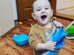 OVO JE DJEČAK (2) KOJI JE PAO SA 4. SPRATA Porodica mališana neutješna, preminuo na putu za Beograd