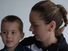 Amra iz Jablanice plivajući sa djetetom na leđima se nadljudski borila da spasi sina: “Ako izgubim dijete, meni života nema” VIDEO