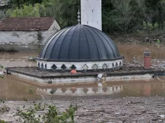Ova slika poplave u Jablanici je obišla cijeli svijet: Džamija pod vodom, ljudi plivali do nje, samo jedan dio viri