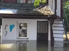 DUNAV POPLAVIO CIJELO NASELJE U SRBIJI Nevjerovatan snimak kod Sombora: Iz vode “vire” prozori kuća, ljudi se kreću čamcima (VIDEO)