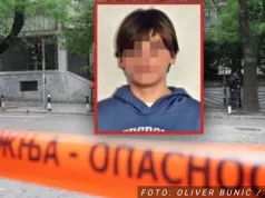 Dječak ubica na suđenje došao u crnoj taktičkoj košulji, SUSRET SA OCEM I MAJKOM BIO NEPRIJATAN