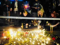 Centar Novog Sada pun tuge! Građani pale svijeće i polažu cvijeće žrtvama tragedije, scene srce da prepukne!