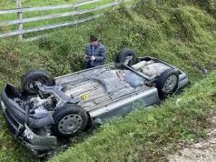 (FOTO) Muškarac sletio sa ceste i završio na krovu