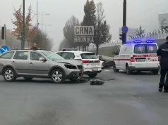 Teška nesreća: Direktan sudar dva automobila, dijelovi rasuti po cesti