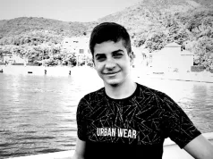 TEŠKA NESREĆA Nikola (18) se motorom sudario sa kombijem, od njega se opraštaju najbliži: “Sad si na boljem mjestu” (FOTO)