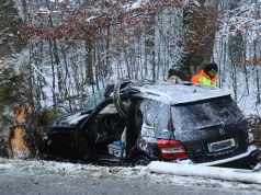 Mlada majka iz BiH vozilom se zabila u stablo i poginula, tijelo izvlačili – vatrogasci