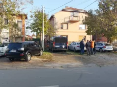 TIJELO NAĐENO U KUĆI, A GLAVA U SUSJEDNOM DVORIŠTU Komšinica o mučnom životu žene koju je ubio sin: “Imala je probleme sa njim, počeo je da je tuče i vezuje”