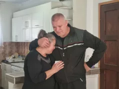 SLIKA KOJA KIDA DUŠU! Na krevetu ubijenog tinejdžera sve šta je najviše volio: Hranitelji mu kupili patike za rođendan koji nije dočekao, a sada ga sahranjuju sa njima…