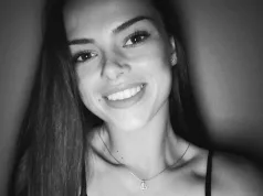Djevojka koja je večeras preminula je Anja R. iz Paraćina, nakon 17 dana borbe preminula poslije tragedije u Novom Sadu