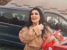 OVO JE MAJKA DRAGANE MIRKOVIĆ Pjevačica nimalo ne liči na nju – uhvatili smo ih zajedno na aerodromu: “Bliske smo, zbog toga sam ispunjena” (FOTO)