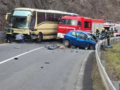 KRENUO NA POSAO PA SE ZAKUCAO U AUTOBUS PUN DJECE?! Osnovci bili na dnevnoj ekskurziji kada je vozač prešao u njihovu traku, scene stravične (Foto)