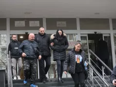 POTRESNE SCENE POSLIJE IZRICANJA PRESUDE BLAŽIĆIMA Roditelji ubijene djece slomljeni izlaze iz suda, na licima im se vidi samo jedno (FOTO)