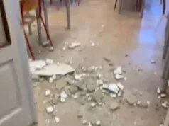 Plafon srednje škole pao na đake dok su bili u učionici: “Ovo nije prvi put da se dešava”