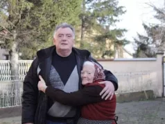 Majka ga je pitala: “Sine, kad ćeš kući?”! Došao je, stavio ju je na krevet, UMRLA MU JE NA RUKAMA: Zbog Jovanovih riječi o svojoj majci svi PLAČU (FOTO)