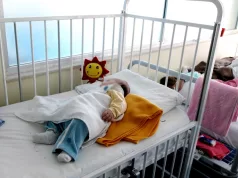 “DIJETE ODBIJA HRANU, KAŠLJE, SVE VEOMA DRAMATIČNO IZGLEDA” Bolest koja naglo obara sa nogu počela da napada i djecu: Evo koji su simptomi