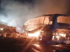 FOTO Više od 40 ljudi poginulo u stravičnoj prometnoj nesreći: Od autobusa je ostao samo metalni okvir