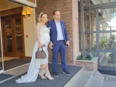 PJEVAČ (39) OSTAVIO ŽENU PA ZAVEO 15 GODINA MLAĐU KOLEGINICU Šuškalo se da je ona bila krivac za njegov krah braka: “Dušebrižnici su jedva dočekali”