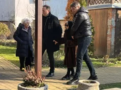 (VIDEO) SAHRANA SINA MIRE BANJAC Glumica slomljena od bola, sa crnom maramom na glavi stigla u kapelu – Pridržavaju je da ne padne